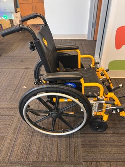 Medline Kidz Pediatric Wheelchair 14” Seat – Yellow – Elevating Leg Rests – Nice Condition