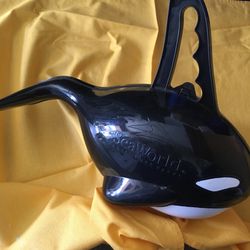 Seaworld Shamu lunch box with snap lock, vintage  killer whale souvenir