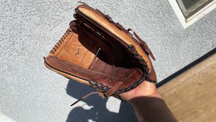 Size 13 Mizuno superior design baseball glove.