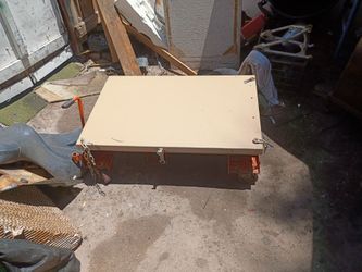 Hydraulic lift table