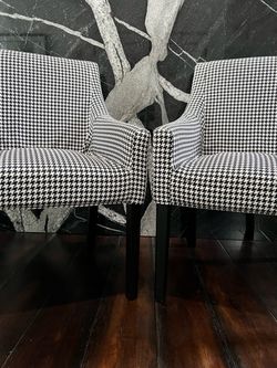 Set of stylish Bk&Wh accent chairs! LIKE NEW!