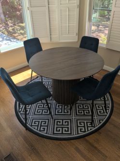Round dining table, 4 chairs & rug