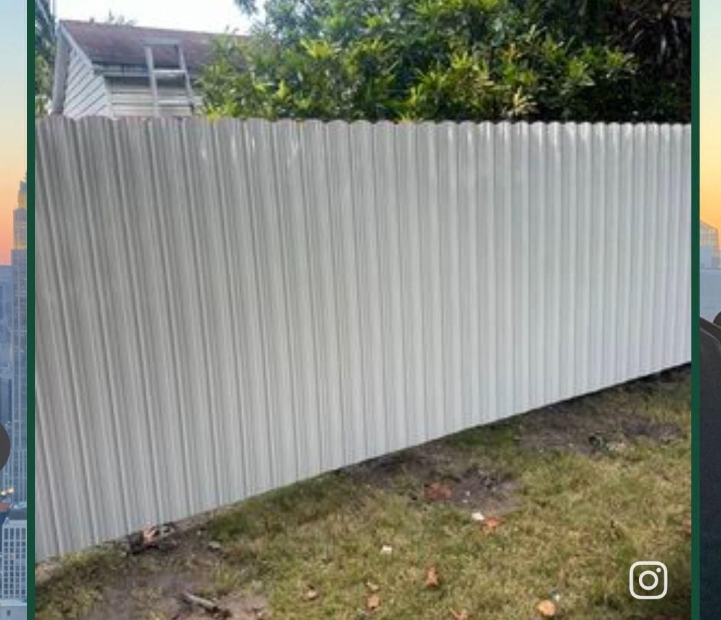 Fence And Gate. Cercas Y Portones