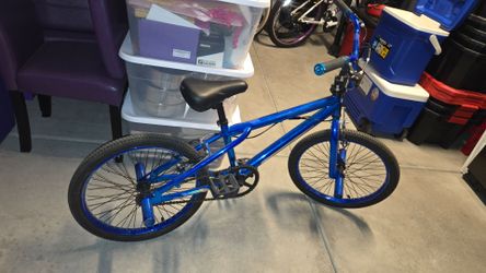 Small Dynakraft Krome kids bmx bike. Shows as nearly new. Great condition