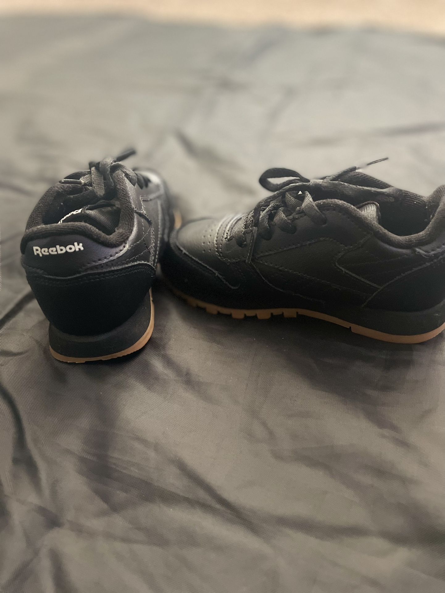 Reebok Leather Sneaker (Unisex/Toddler/size 9)