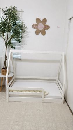 Toddler crib house with mattress