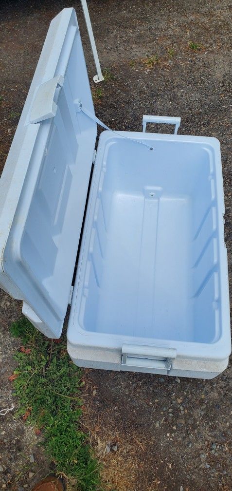80 Quart Rubbermaid Cooler
