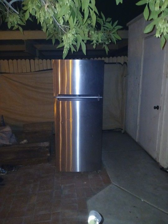 Whirlpool
18 cu. ft. Top Freezer Refrigerator in Stainless Steel