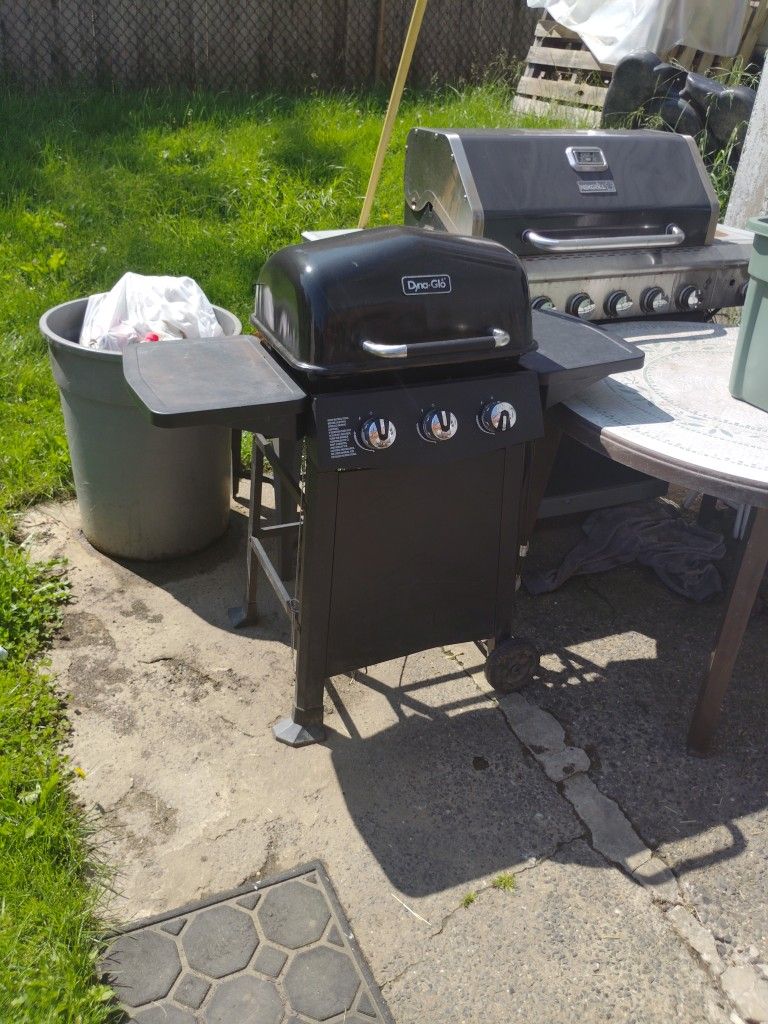 Dyna Glo Propane Powered BBQ Grill