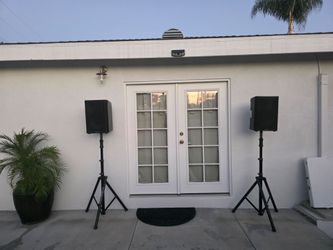 2  powered qsc  cp12  speakers  with power Cords