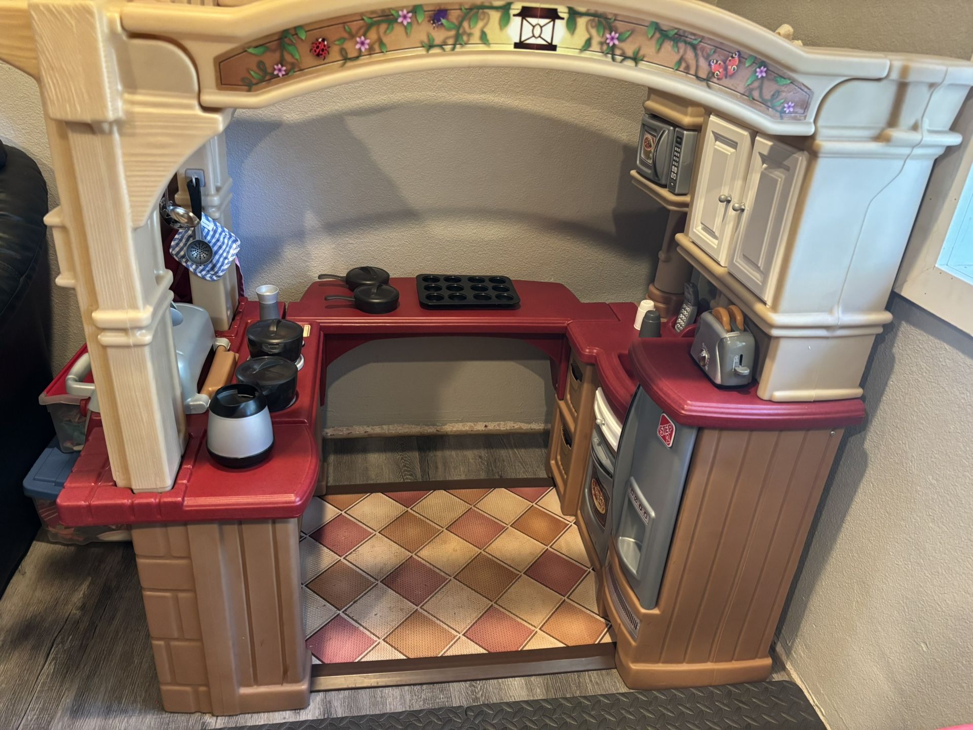 Kids Kitchen Grand Walk-In Kitchen & Grill