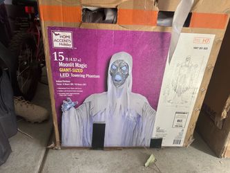 15 ft tall Halloween phantom and other decorations