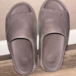 Brown Yeezy slides size 8