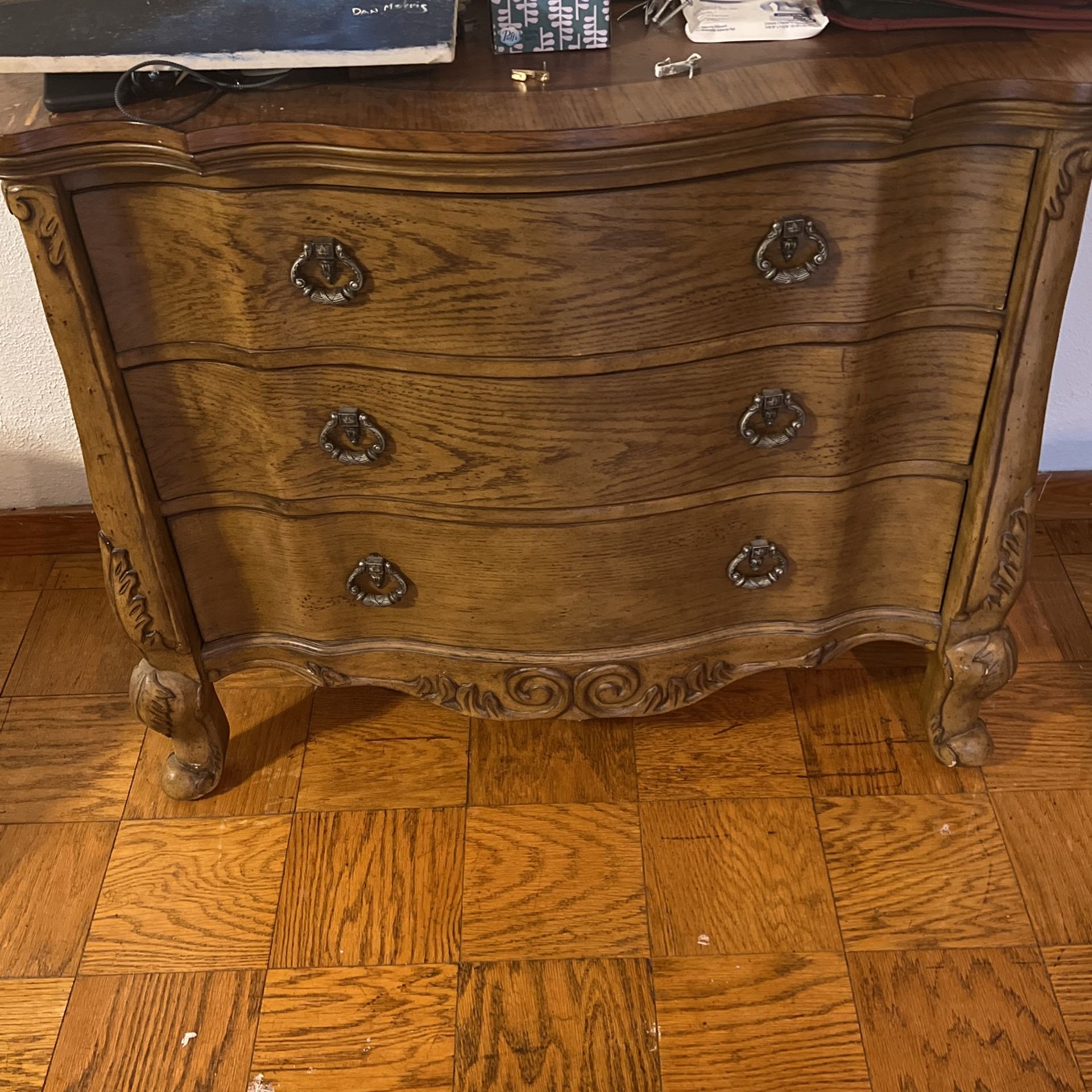 Desk/entertainment Area