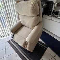 CLEAN HARDLY USED KANES DUAL MOTOR BEIGE POWER LIFT CHAIR RECLINER IS EXCELLENT CONDITION PAID 900.00$ New Only One Year Ago Covered Clean No Smoking 
