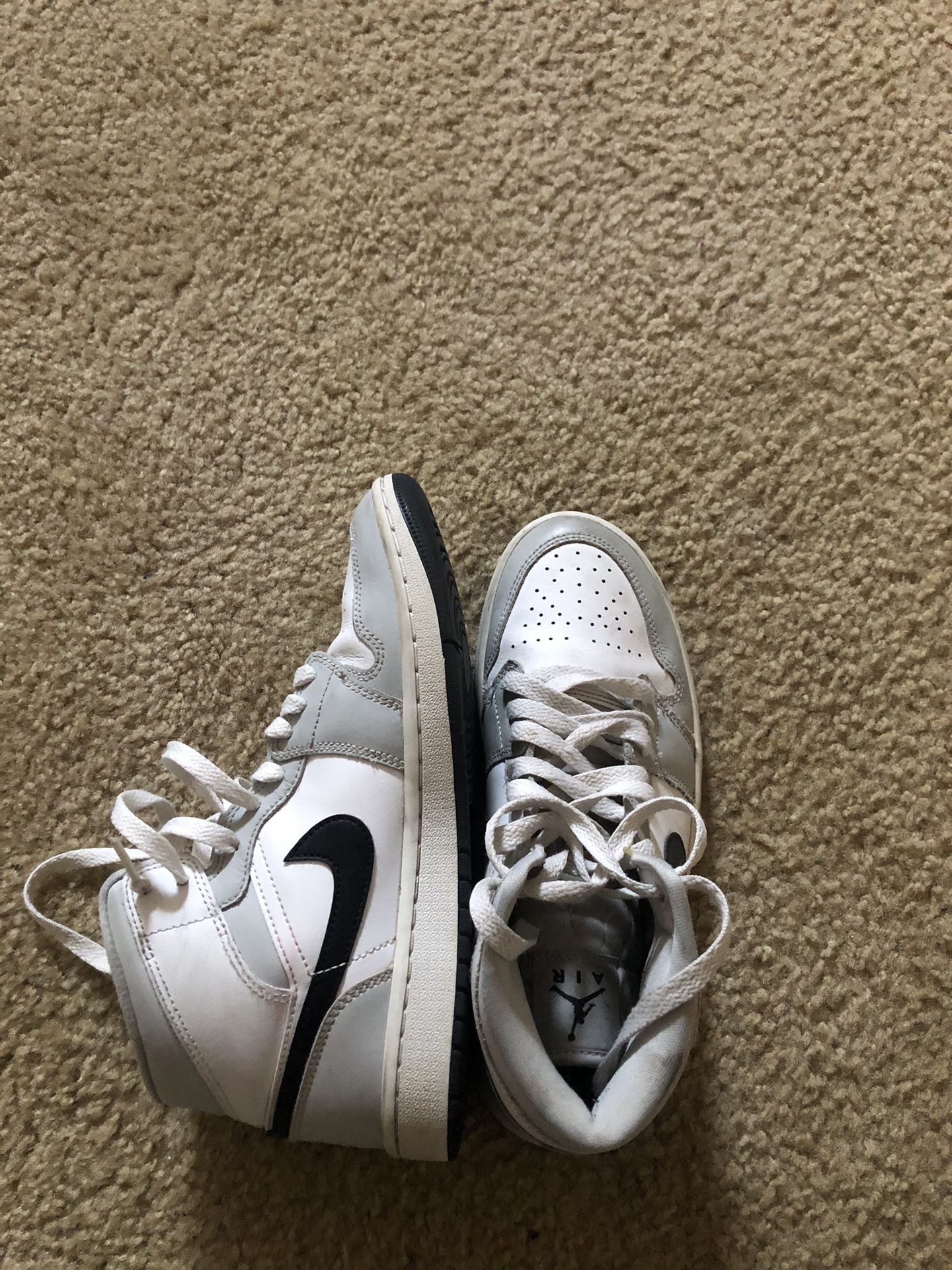 Jordan 1 mid Light smoked gray