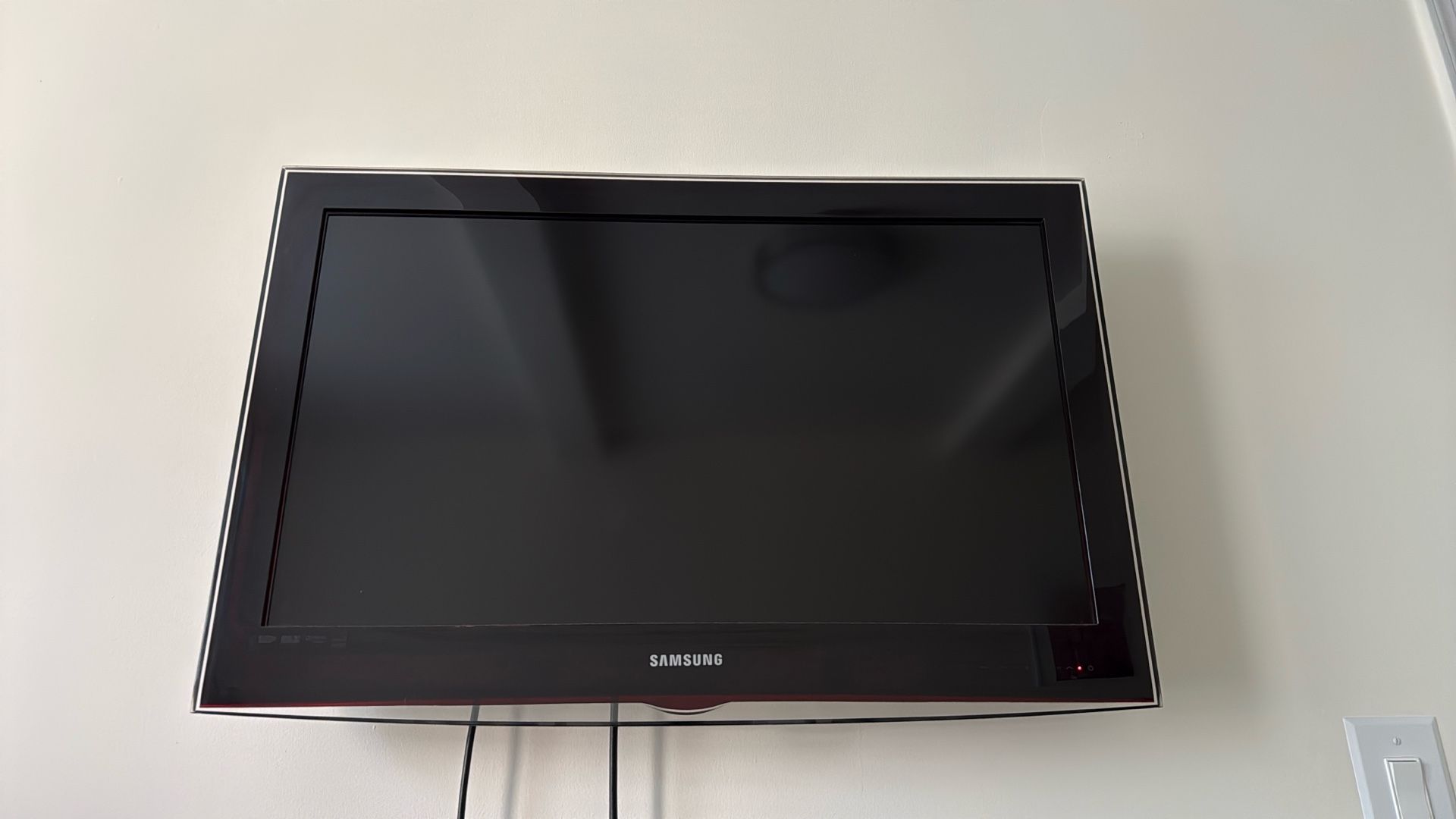 32” Samsung TV with wall mount