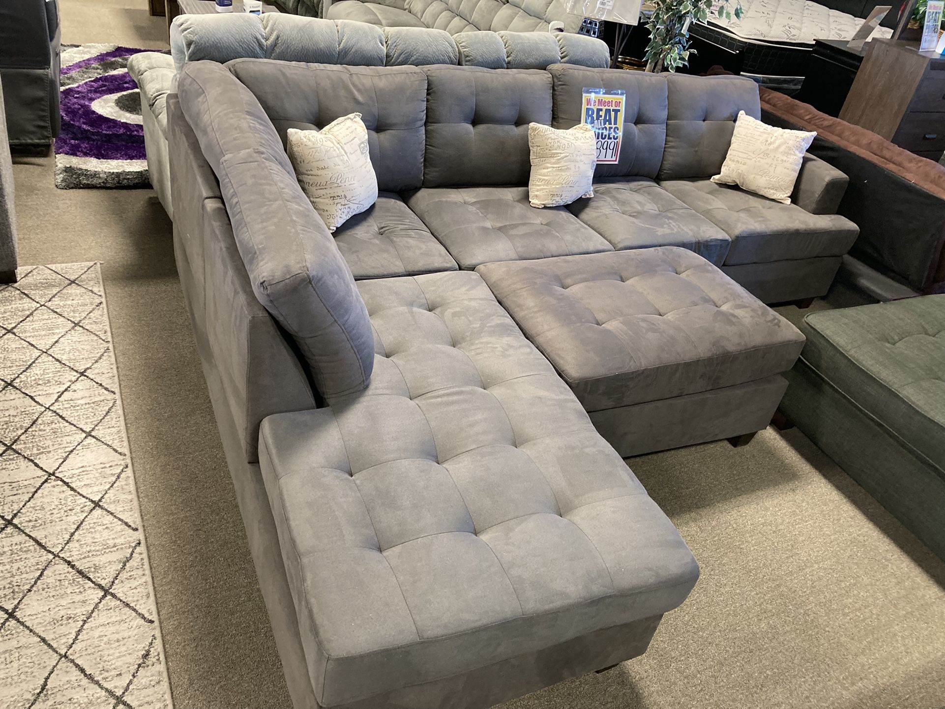 Lovely Sectional ✨💚 Easy Financing Available ✨✅