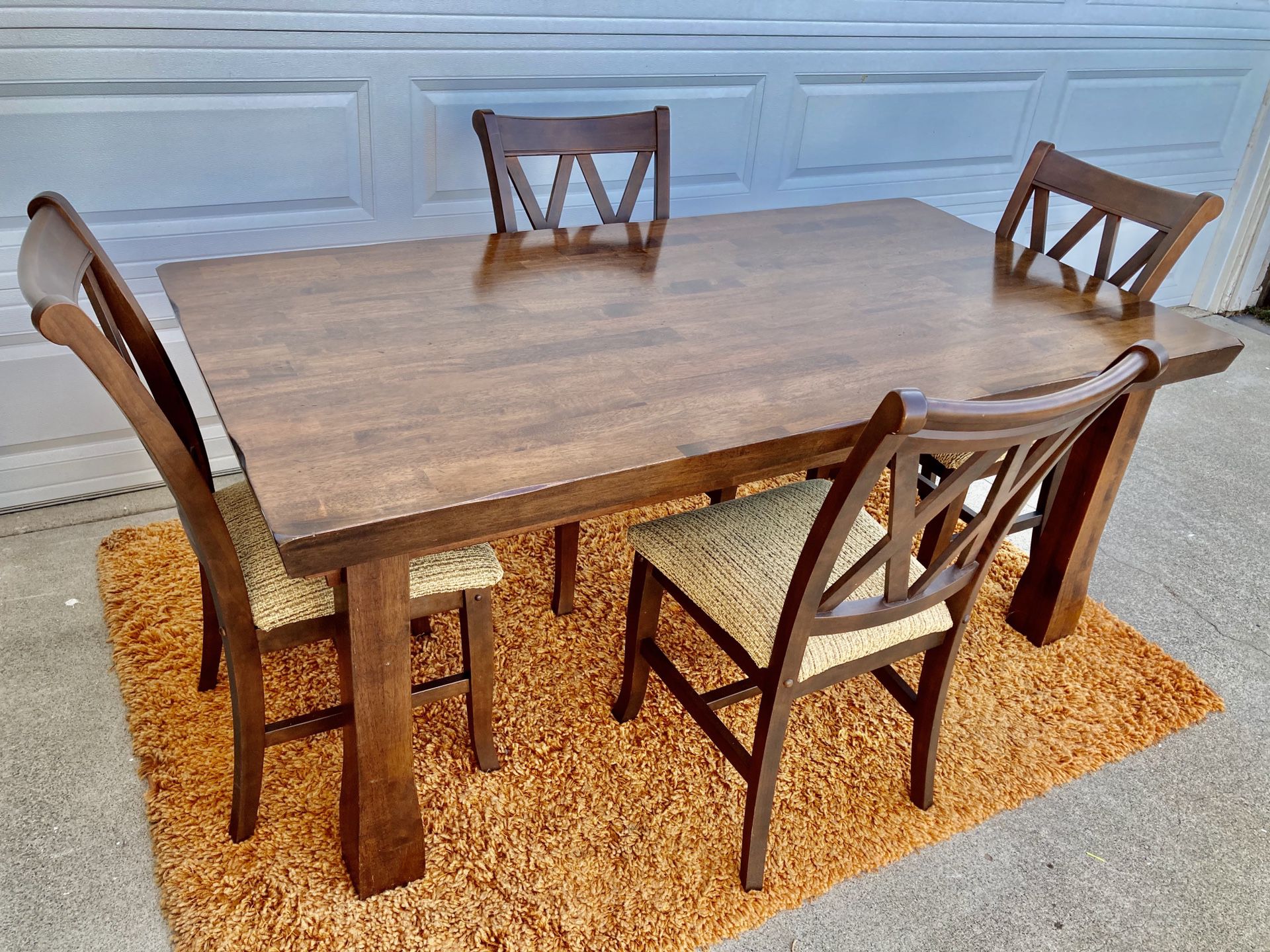 World market Dining Table & 4 chairs