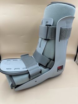 Breg Genesis Mid-Calf Full Shell Walker Size Large - Used about 3 times - Excellent