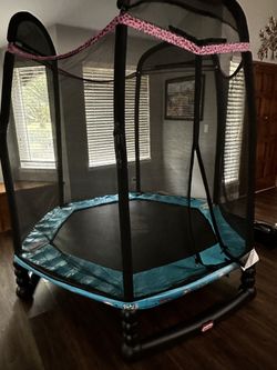 LOL Surprise Enclosed Trampoline With 7’ Safety Net