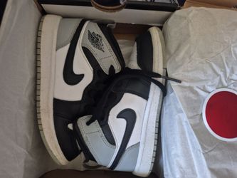 Boys Jordan 1 mid size 11c