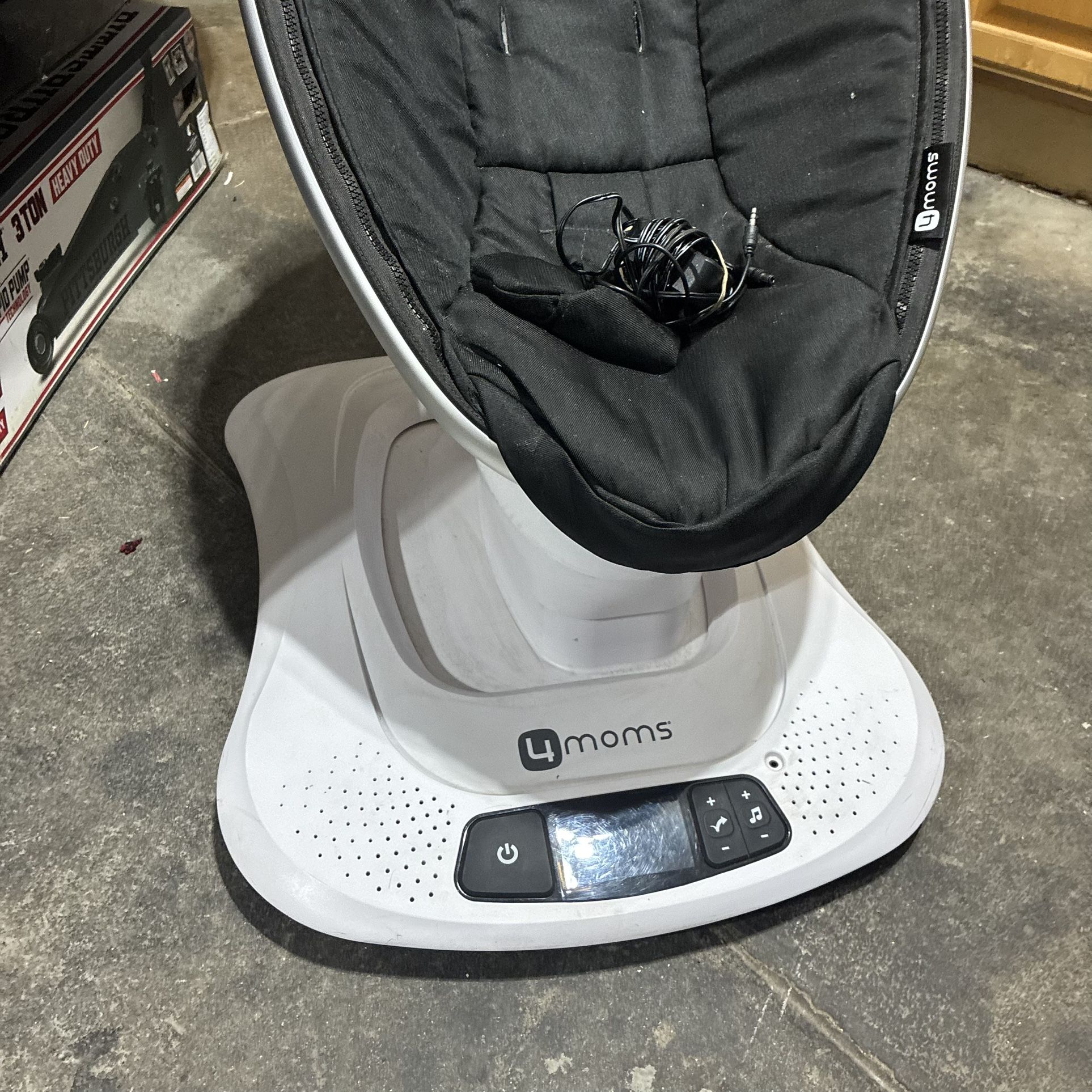 4moms MamaRoo4 Multi Motion Infant Swing/Seat – Black w/ Charger Aux