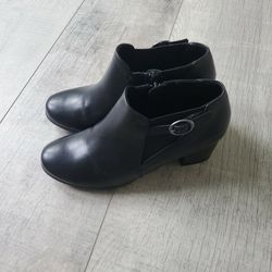 Solanz Booties Size 6.5 M
