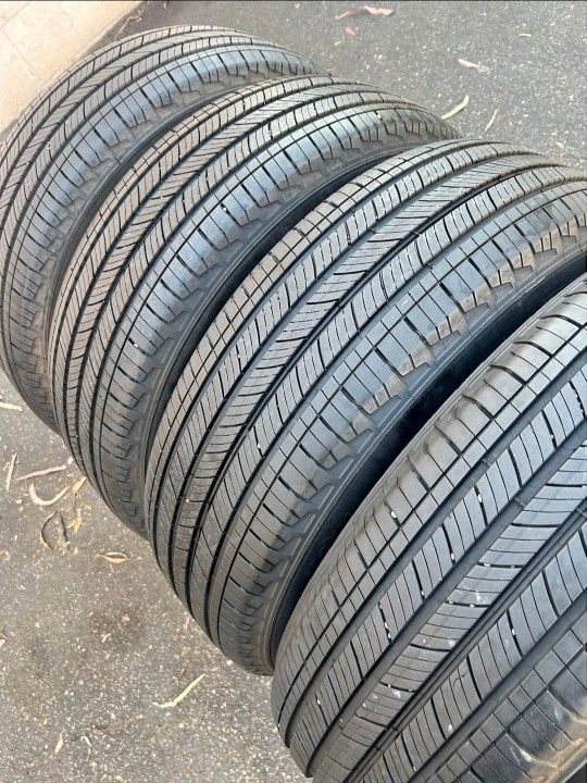 225 65 17 Tires Con 80% De Vida Las 4 De La Marca Michelín