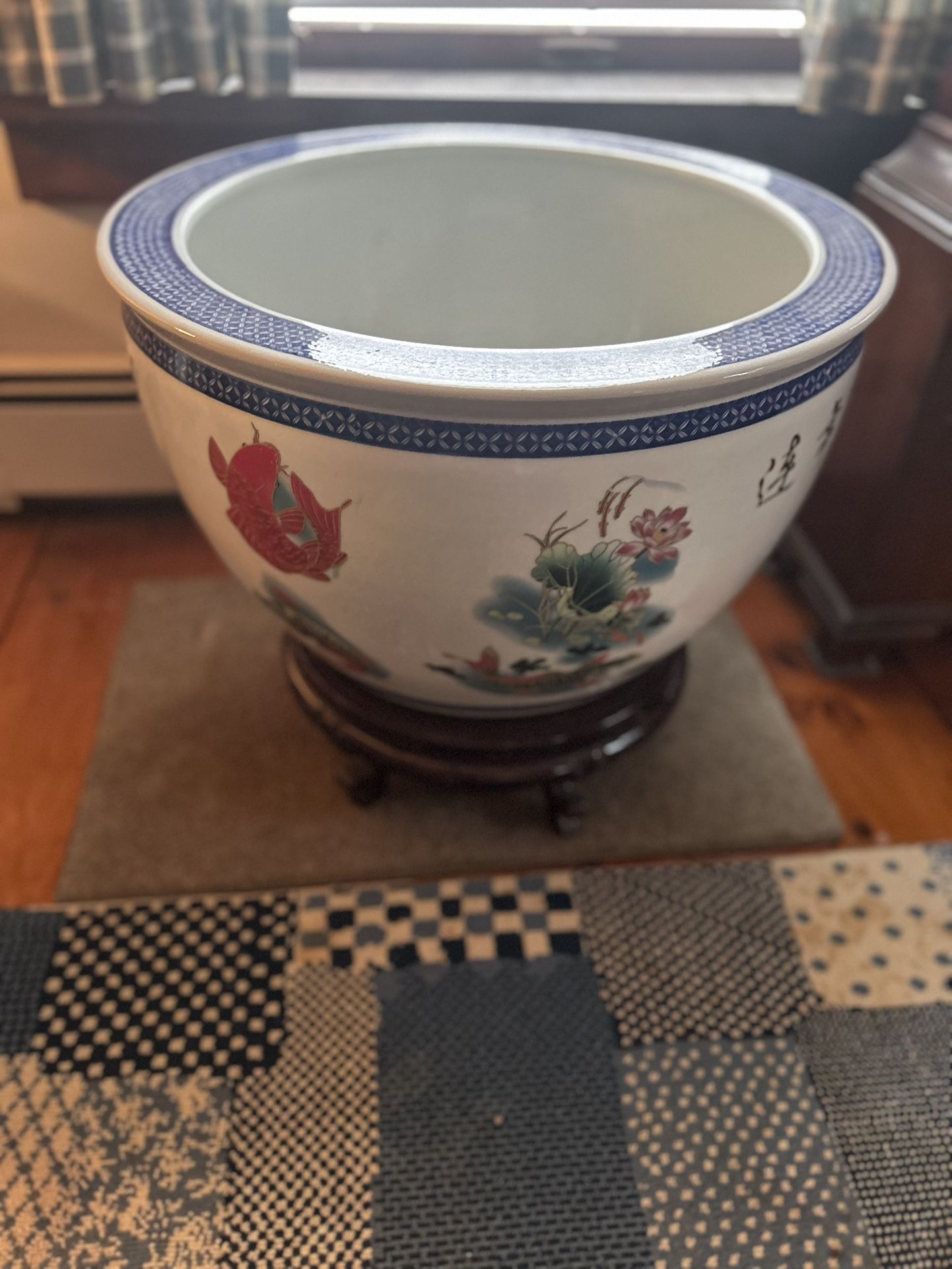 Large Orientle Fishpot