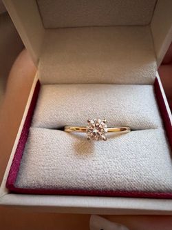 Diamond gold engagement ring