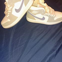 woman's Jordan 1 mid  white/grey/blue blanc/cender/bleu