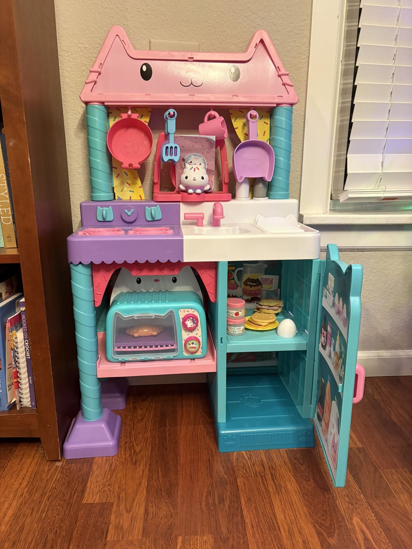 Cakey’s Kitchen And Microwave!