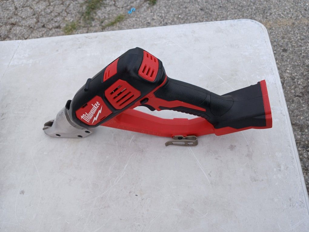 Maquina Milwaukke 18v Para Cortar Metal Solo Herramienta