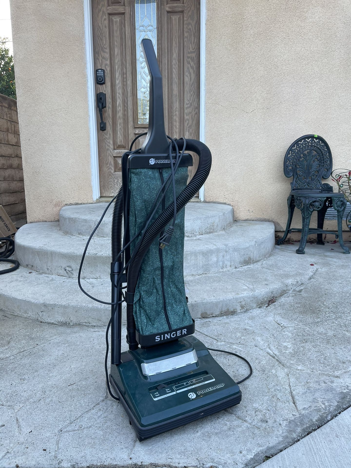 SINGER Upright 7.5 Amp Vacuum Cleaner Model SB12770 Rare and Vintage Vacuum cleaner