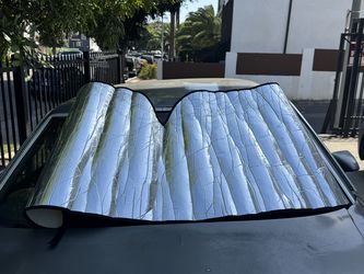 Custom Fit Windshield Sun Shade – 2000-2006 Tahoe / Suburban / Yukon – CH-94