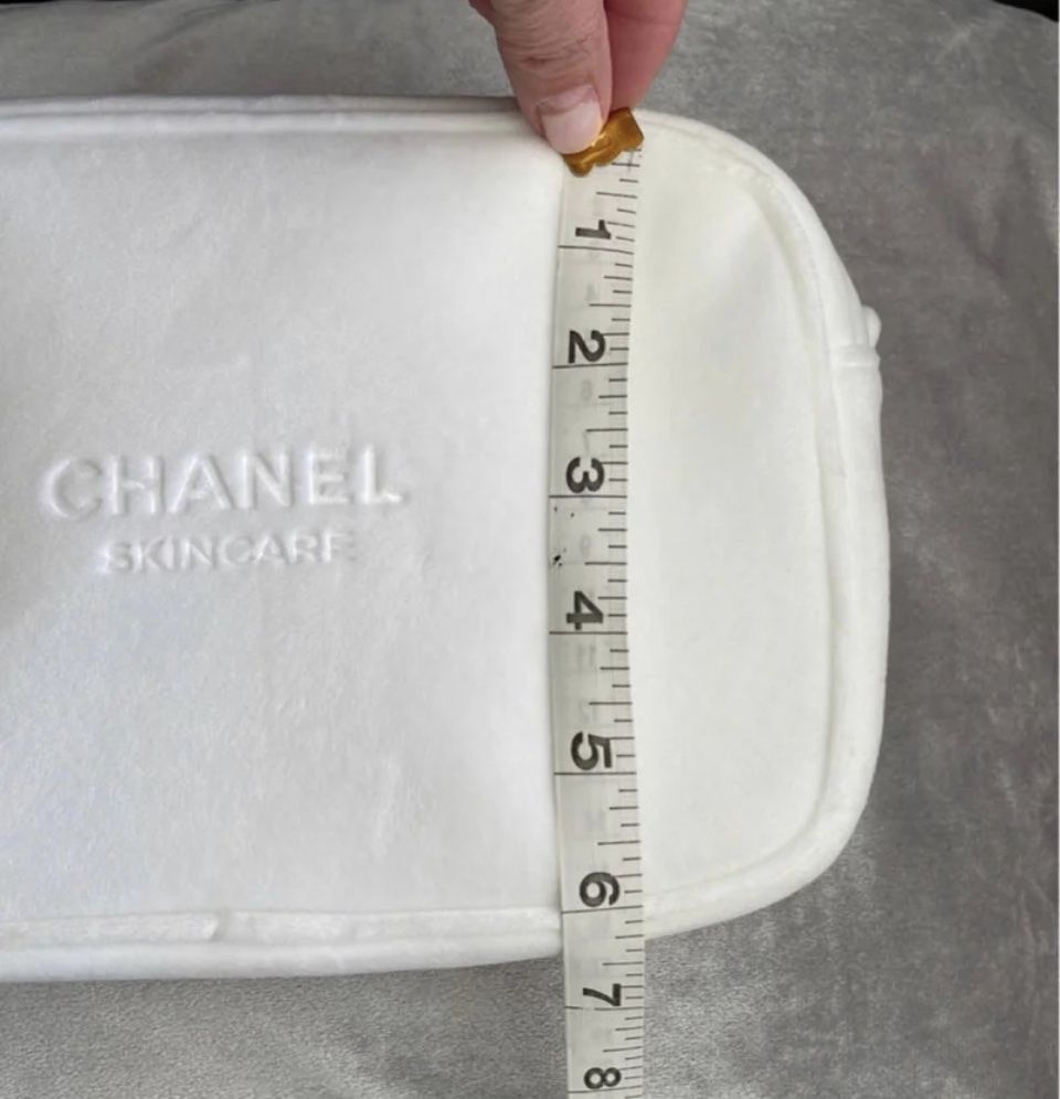 Chanel Cosmetic Beauty Bag. White for Sale in Oakland Park, FL