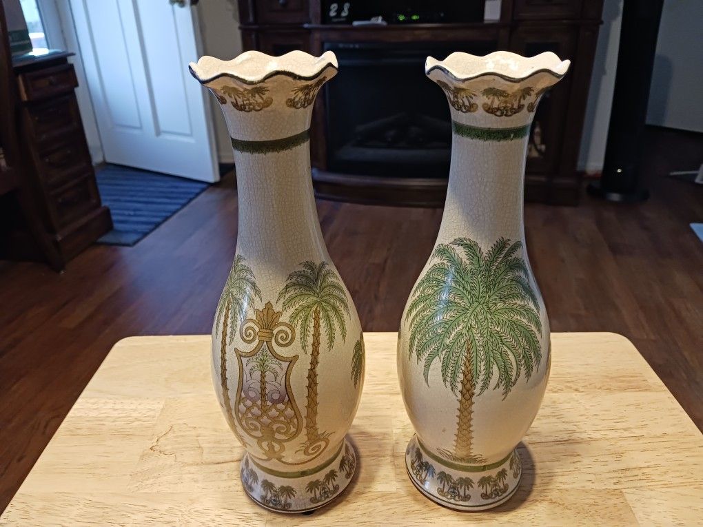 A PAIR OF REALLY NICE, LOOKING VASES  10, 5 INCHES TALL 