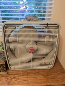 Antique GE all metal box fan, model W4 AUTOMATIC THERMOSTATIC REVERSIBLE 3-SPEED