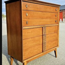 Beautiful Mid Century Modern Bassett Walnut Highboy Dresser Chest W/ 4 Drawers