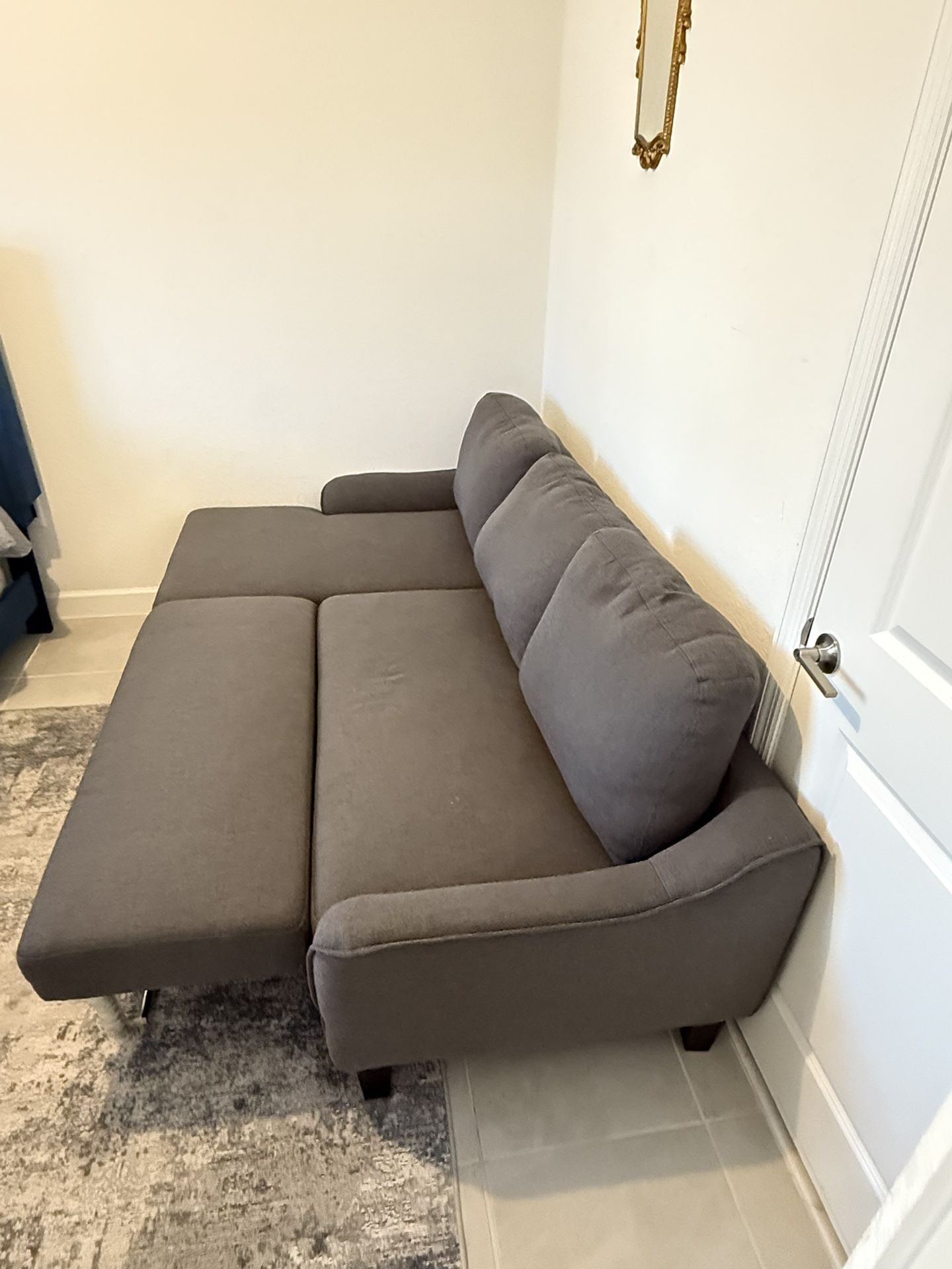 Corner sofa set suitable for use both as a seat and as a bed.