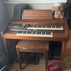 LOWERY MARDI GRAS MODEL L-66 with MAGIC  GENIE