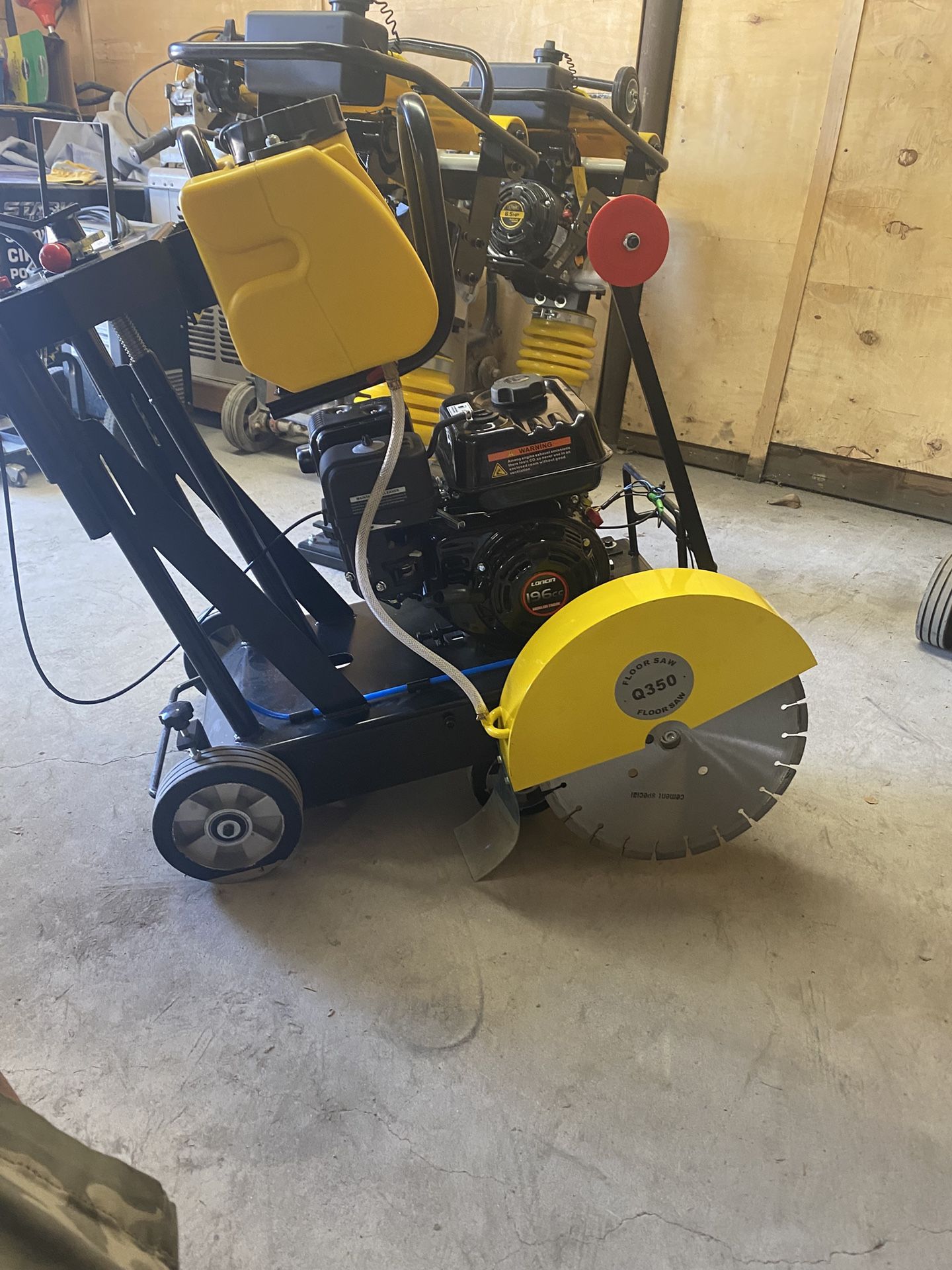 Concrete cutting saw