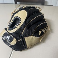 Adidas 11" Youth Black/Tan Left-Hand Throw Ball Glove TS1100SD. Pre owned in very good cosmetic condition with minimal sign of usage. 