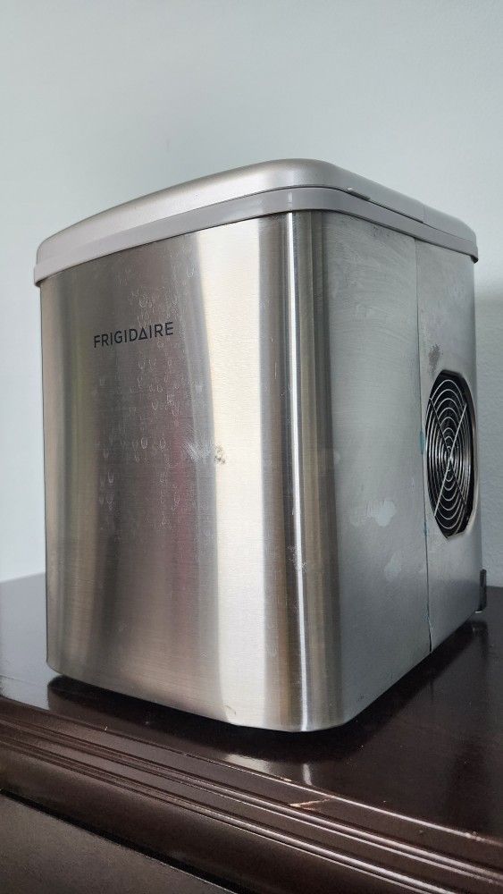 Frigidaire Countertop Ice Maker | EFIC117-SS | 26 Lbs of Ice In 24 HRS |