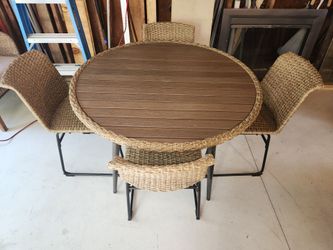42 inch wicker resin table w 4 chairs