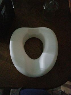 Toilet seat riser
