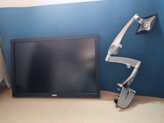 Dell Ultrasharp 27 Inch W LCD comes With Mount