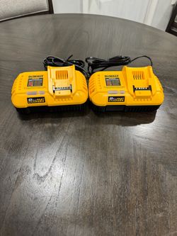 DEWALT 20V MAX / 60V MAX FLEXVOLT Lithium-Ion Fan Cooled Fast Battery Charger