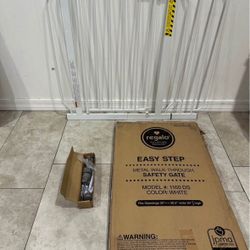 Wide Pet Gate / Baby Gate - Fits Openings 29” - 38.5”